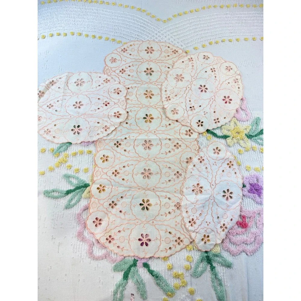 Vintage 4pc Eyelet Embroidered Dresser Scarf Set Peach Cream Scalloped Doilies